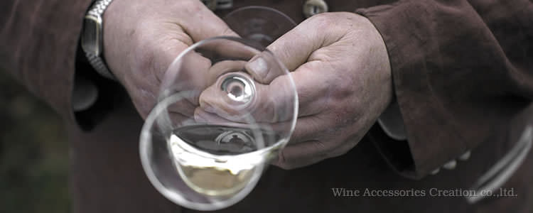 グラスを両手で持つ|ワイン|ワイン・アクセサリーズ・クリエイション